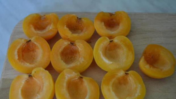 Слойки с абрикосами из слоеного теста