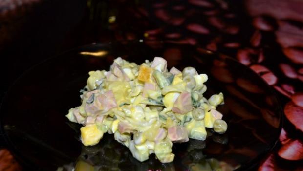 Kohlsalat mit geräucherter Wurst, Gurke und Mais „Interessant“